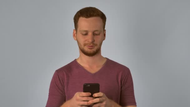 Рудий чоловік обміну повідомленнями стільниковий — стокове відео