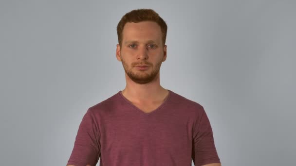 Ginger mužské ukazuje podepsat souhlas a nesouhlas — Stock video
