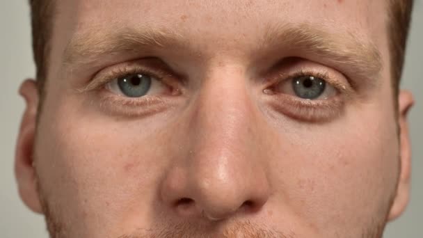 Closeup Kızıl saçlı erkek gözlük — Stok video