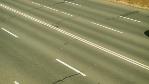 Machines gaan op drie rijstroken. Time-lapse — Stockvideo