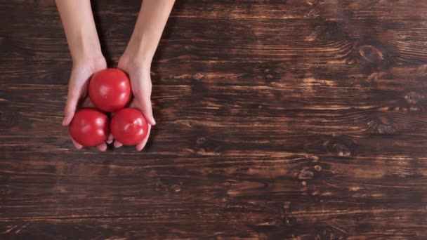 Brazos de persona invisible con tomate . — Vídeo de stock