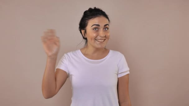 Erkek işaretleri Merhaba gösteriyor — Stok video