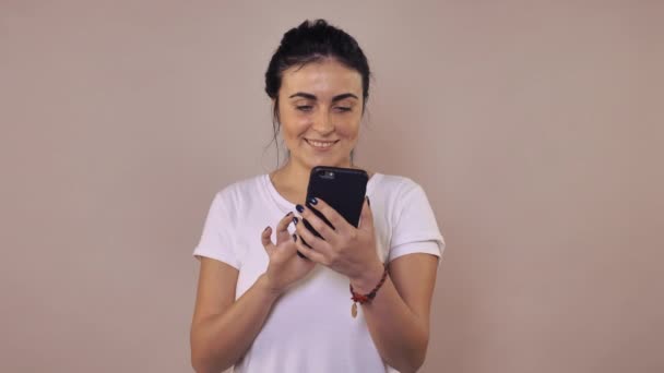 Gyönyörű barna mobiltelefon használata — Stock videók