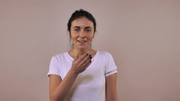 Νυσταγμένος θηλυκό στο studio ποζάρει στο παρασκήνιο — Αρχείο Βίντεο