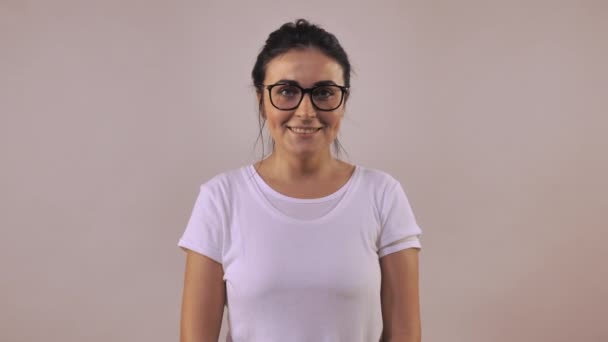 Atraktivní dospělá samice s úsměvem — Stock video