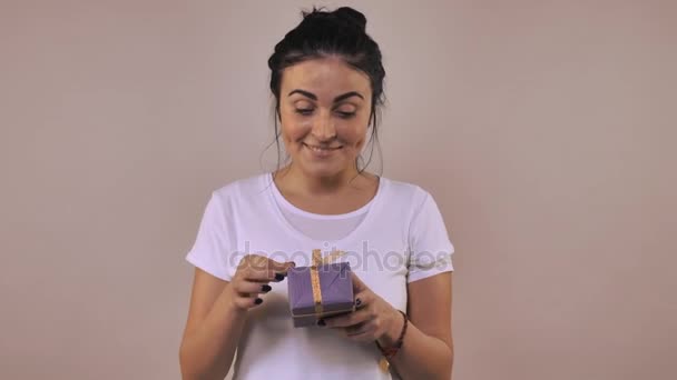 Весела жінка з подарунком — стокове відео
