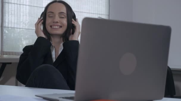 Trabajador feliz tiene un descanso en el trabajo — Vídeos de Stock