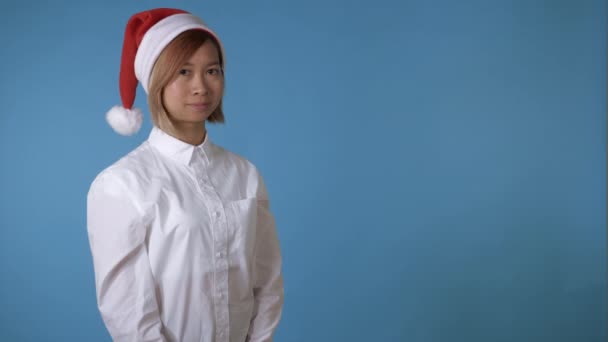 Belle fille comme santa salutation dire bonjour — Video