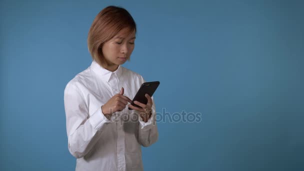 Beautiful girl posting in social media use mobile — Stock Video
