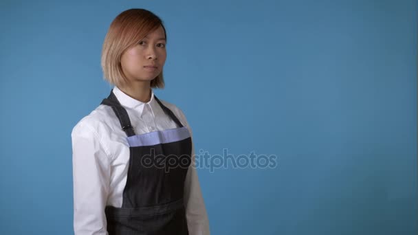 Feminino bem sucedido vestindo avental — Vídeo de Stock