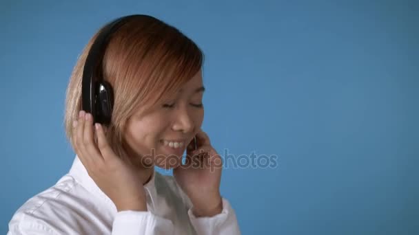 Menina feliz ouvir fones de ouvido música — Vídeo de Stock