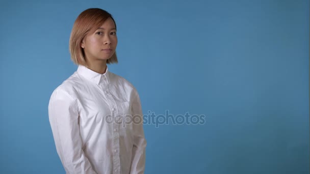 Retrato bonito coreano menina mostra sinal ouvir — Vídeo de Stock