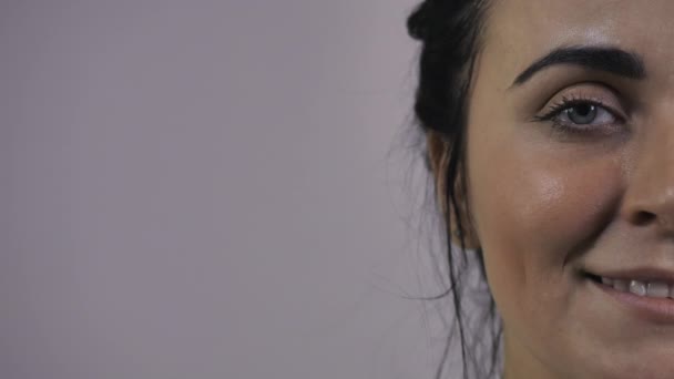 Closeup femeie veselă — Videoclip de stoc