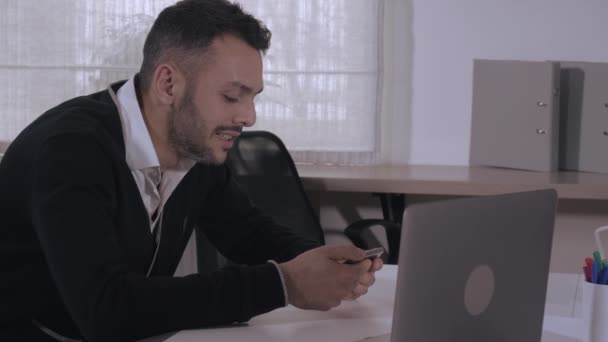 Uso masculino bem sucedido telefone celular no trabalho — Vídeo de Stock