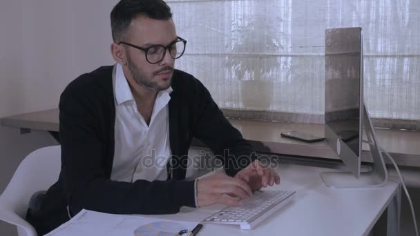 Affärsman som koncentrerat sig på sitt arbete — Stockvideo