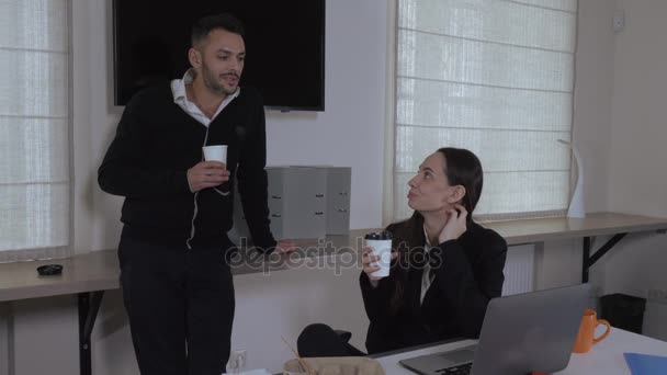 Team rusten op het werk sommige drankje drinken — Stockvideo