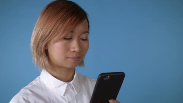 Menina bonita conversando no celular — Vídeo de Stock