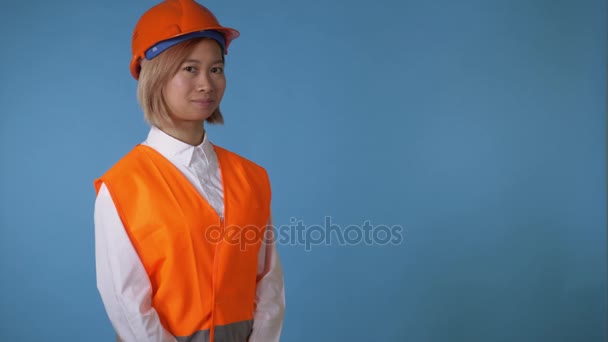 Bela menina trabalhador em uniforme — Vídeo de Stock