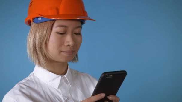 Beautiful worker in uniform texting on mobile — Stock Video