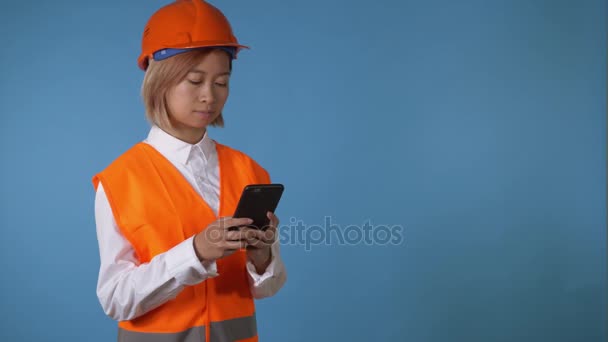 Travailleur en uniforme textos sur smartphone — Video