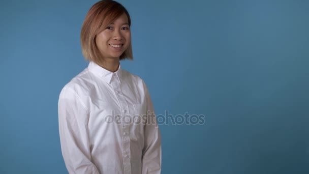 Menina bonita com sorriso amigável — Vídeo de Stock