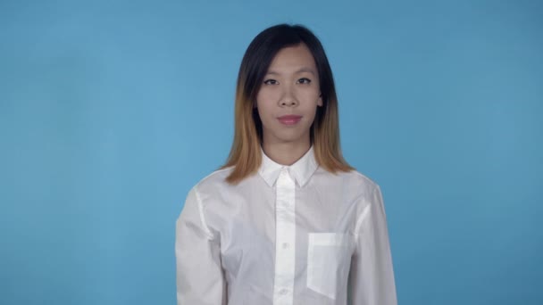 Vackra koreanska kvinna visar tecken på knock — Stockvideo