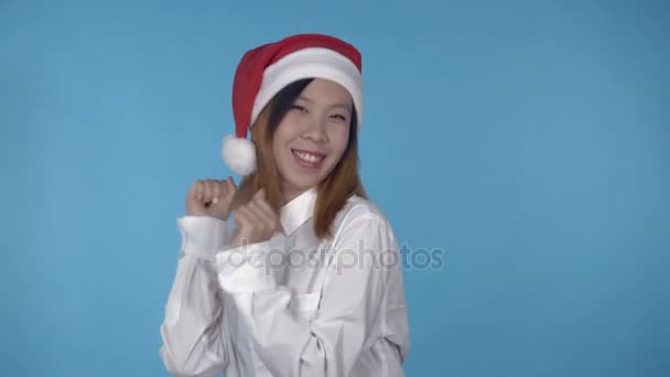 Hermosa coreana hembra celebrando la Navidad — Vídeos de Stock