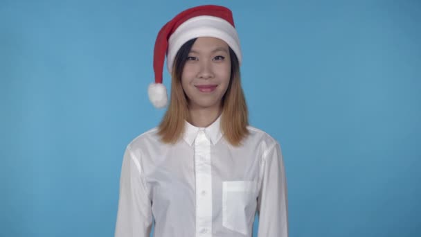 Hermosa coreana hembra navidad muestra signo okey — Vídeos de Stock