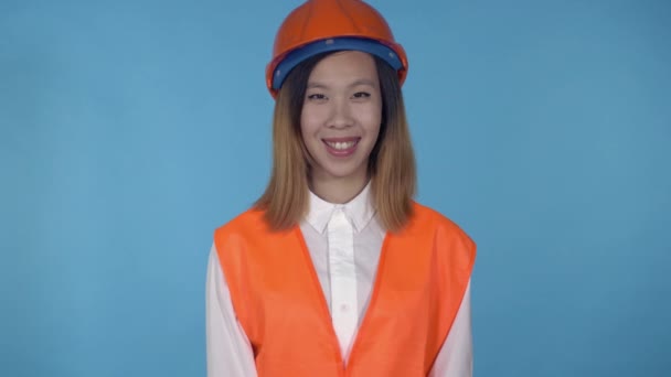 Beautiful korean female builder smiling — Stock Video