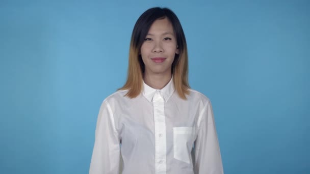 Piękna kobieta koreański pokazuje znak homologacji — Wideo stockowe