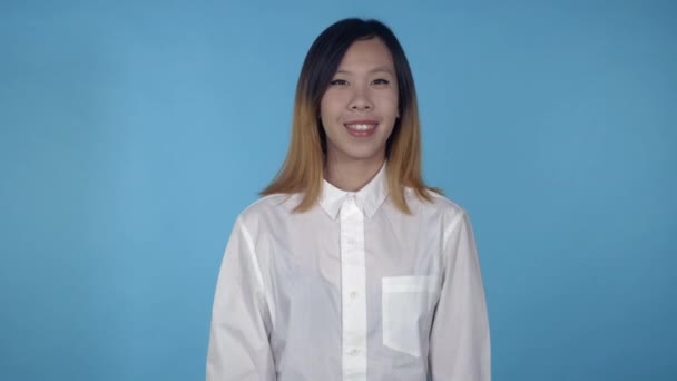 Bela coreano feminino mostra sucesso — Vídeo de Stock