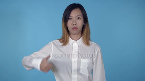 Красивая женщина показывает хороший плохой знак — стоковое видео