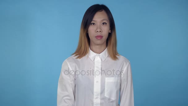 Bella coreano femmina spettacoli segno antipatia — Video Stock