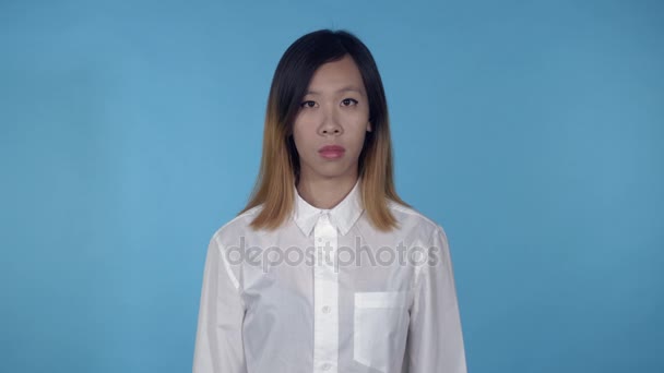 Bela coreano feminino mostra susto — Vídeo de Stock