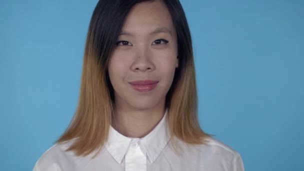 Koreaanse gelukkig vrouwelijke weergegeven: gebaar win — Stockvideo