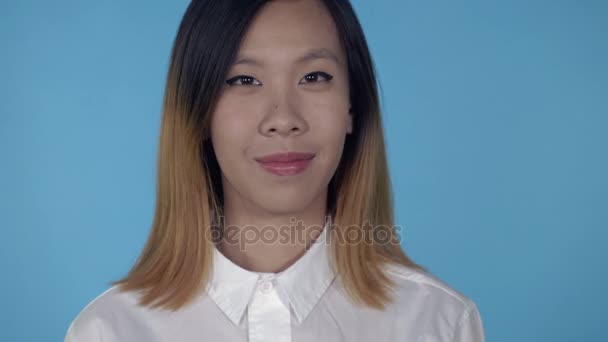 Koreanska glad kvinna visar gest Hej — Stockvideo