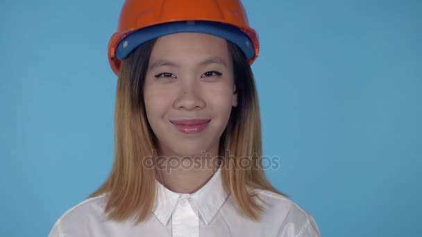 Красива корейська щаслива жінка-будівельник — стокове відео