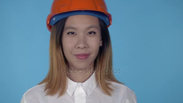 Hermoso coreano feliz constructor saludo — Vídeo de stock