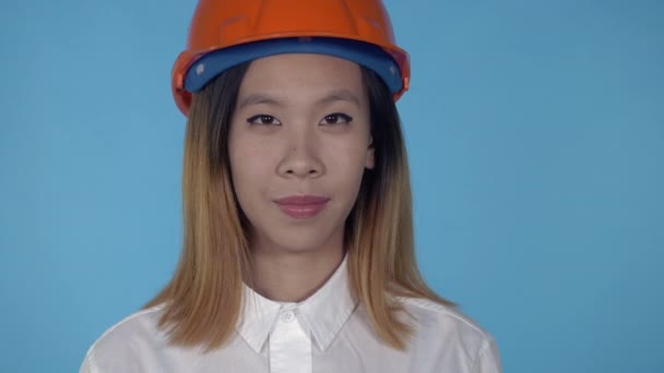 ジェスチャー親指に現れる美しい韓国ハッピー ビルダー — ストック動画