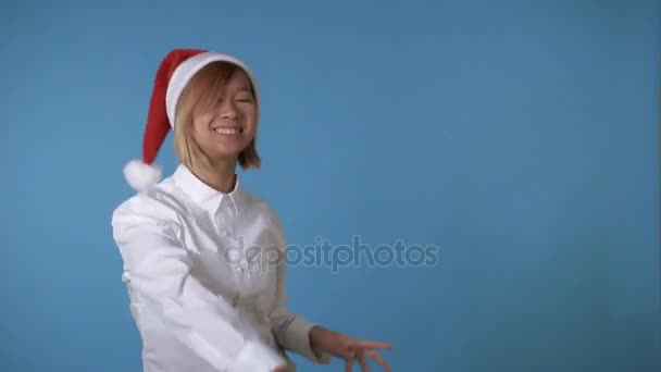 Menina asiática celebrando o Natal — Vídeo de Stock