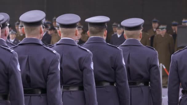 Soldados polacos en la ceremonia de entrega de premios, el comandante se dirige a los soldados con un discurso festivo — Vídeo de stock