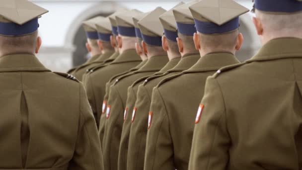 In de winter, het Poolse leger staat op straat, soldaten awards zijn uitgereikt. — Stockvideo