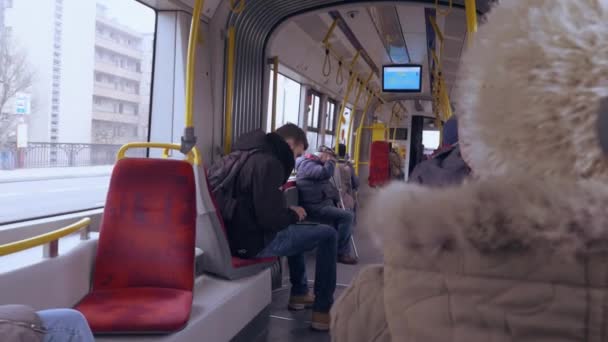 Fahrgäste im öffentlichen Nahverkehr — Stockvideo