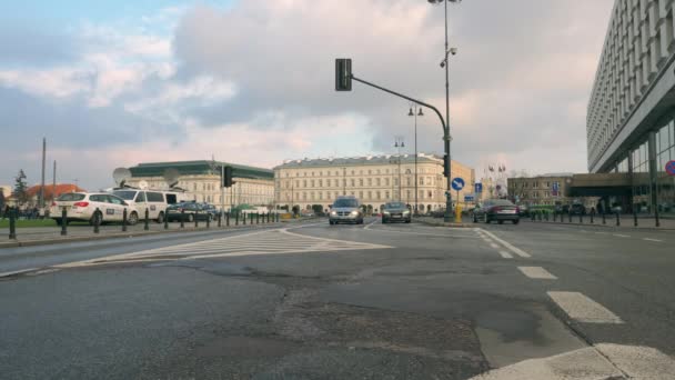 Carrefour à Varsovie, un feu rouge est allumé. Les voitures attendent quand il y en aura une verte . — Video