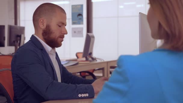 Empleado tiene negociación con el empleador — Vídeo de stock