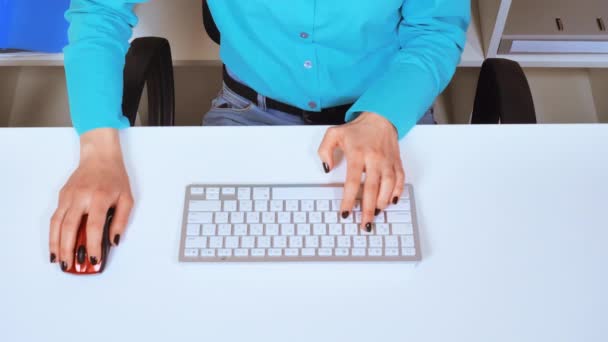Cerrar manos femeninas utilizar el ratón PC y teclado — Vídeo de stock