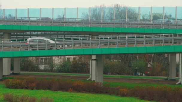 Machines verplaatsen langs de snelweg — Stockvideo