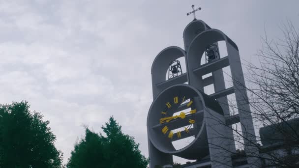 Der Uhrturm in einer kleinen Kirche am Stadtrand von Warschau. — Stockvideo