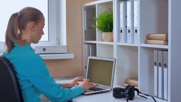 Employé surfer sur Internet sur PC au travail — Video