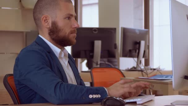 Trabalhador bancário usando pc — Vídeo de Stock